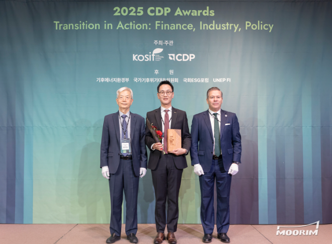 무림P&P 이종철 경영기획실장(가운데)이 10일 서울 중구 앰배서더 서울 풀만 호텔에서 열린 시상식에서 장지인 CDP 한국위원회 위원장(왼쪽), 호세 오르도네스 CDP Global APAC 대표(오른쪽)와 기념촬영을 하고 있다. / 사진제공=무림