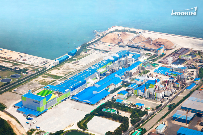 국내 제지업계 최초로 ‘2025 CDP Korea Awards’ 탄소경영 특별상을 수상한 무림P&P 울산공장. 자원순환 기반 생산 체계를 통해 연간 온실가스 약 80만 톤의 화석연료 대체 효과를 거두고 있다. / 사진제공=무림