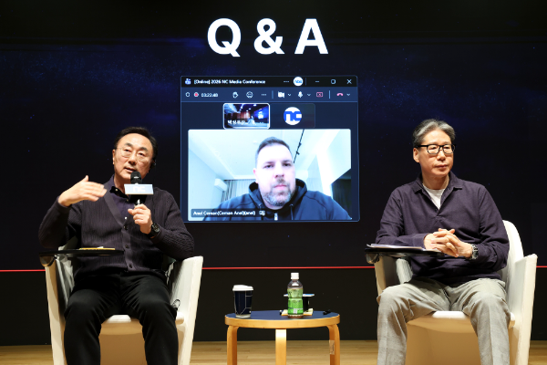 2026 NC경영전략간담회세션_(좌)박병무공동대표,(화면)아넬 체만센터장(우)홍원준CFO.