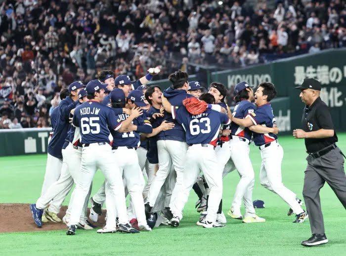 17년 만에 8강에 진출한 한국 선수들이 기뻐하고 있다.