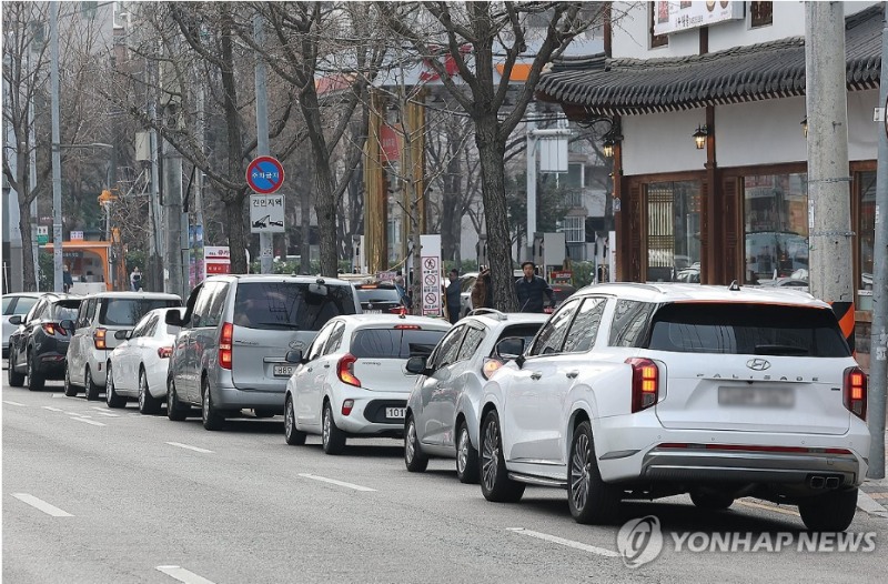 정부가 급등하는 기름값을 잡기 위해 13일 0시를 기해 최고가격제를 시행했다. 사진=길게 늘어진 한 주유소, 연합뉴스