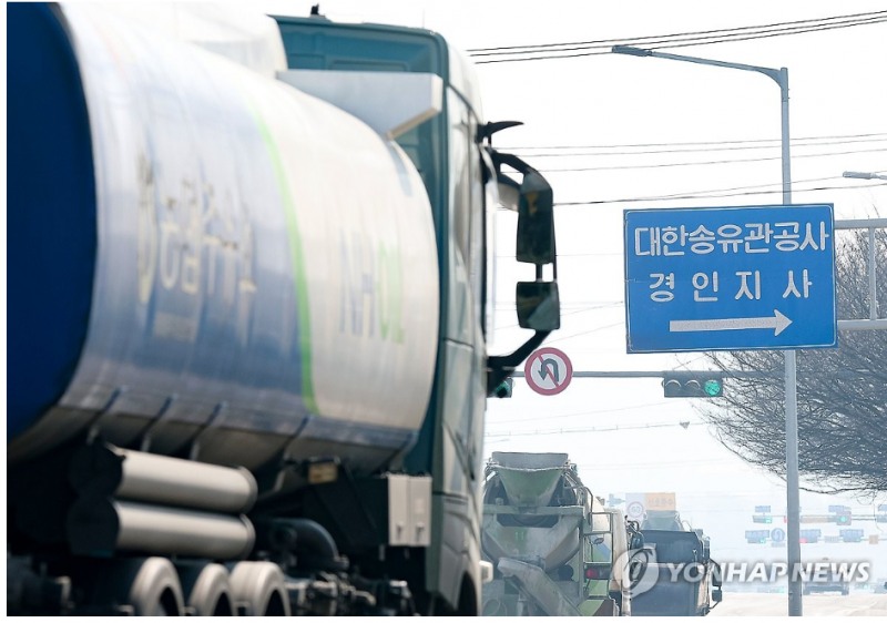 정부는 최고가격을 국제유가를 반영해 2주마다 재설정하기로 했다. 사진=저유소로 향하는 유조차들, 연합뉴스