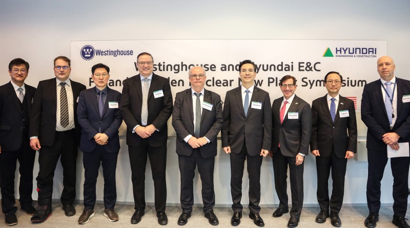 10~11일(현지시간) 핀란드 헬싱키의 비즈니스 핀란드 본사에서 개최된 ‘핀란드·스웨덴 신규 원전 건설 심포지엄’에 앞서 현대건설 이한우 대표이사(왼쪽부터 6번째)를 비롯한 주요 참석자들이 기념사진을 촬영하고 있다. 왼쪽부터 김경수 현대건설 글로벌사업부 전무, 킴 달바카 웨스팅하우스 북유럽 총괄, 최영 현대건설 뉴에너지사업부 전무, 조엘 이커 웨스팅하우스 수석부사장, 하리 매키 레이니카 핀란드 특임대사, 이한우 현대건설 대표이사, 하워드 브로디 주핀란드 미국 대사, 김정하 주핀란드 대한민국 대사, 야르모 헤이노넨 비즈니스 핀란드