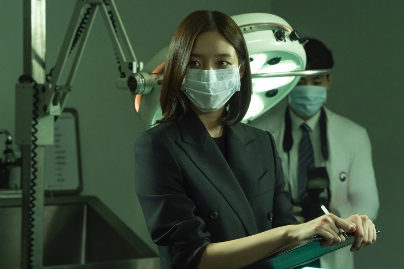 ‘끝장수사’ 이솜, 워커홀릭 직진 검사로 변신…시크함과 엉뚱함 오가는 반전 매력 예고