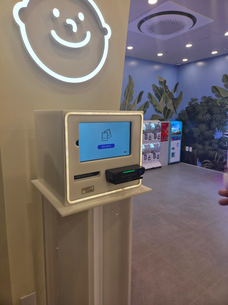 원픽스 스튜디오, 결제형 포토머신 ‘원픽스 X페이’ 출시… 무인 수익형 시장 공략