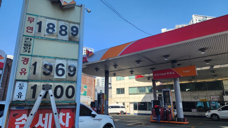 13일 서울 상암동에 위치한 SK엔크린 타이거 셀프 주유소의 휘발유 가격이 1889원, 경유는 1969원으로 책정돼있다. / 사진=빅데이터뉴스