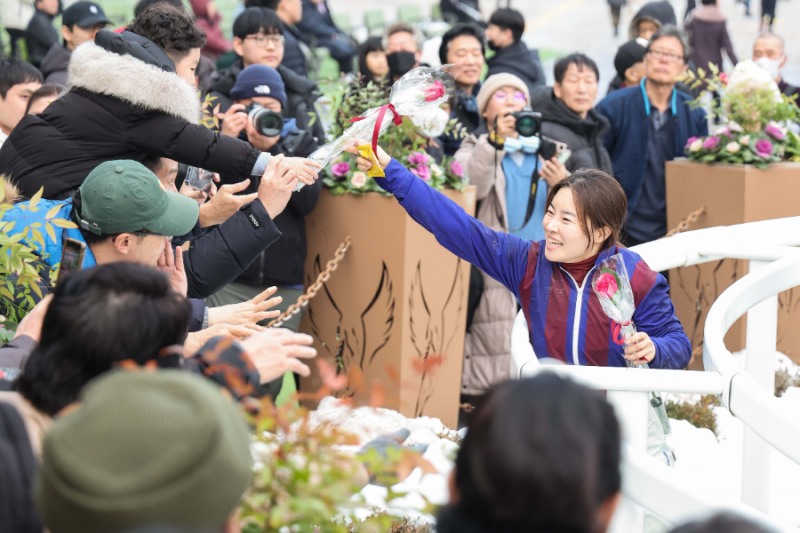 김혜선기수가 24년 그랑프리 우승 후 팬들에게 축하를 받고 있다