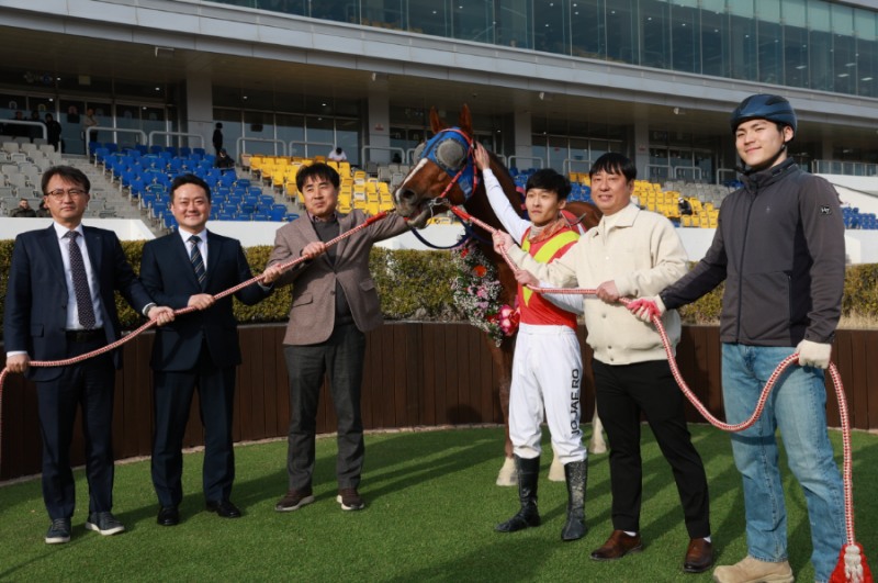 제20회 부산일보배 기념촬영3(왼쪽부터 엄영석 한국마사회 부경본부장, 고달우 부산일보 국장, 서인석 조교사, 조재로 기수, 김승태 팀장)