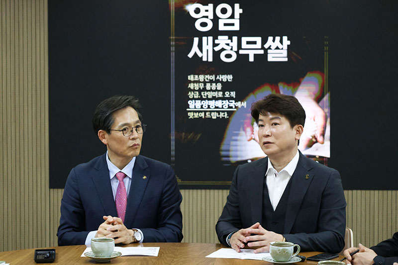 좌측부터 우승희 영암군수, 이권효 (주)우분트월드 대표이사. 우분트월드 제공