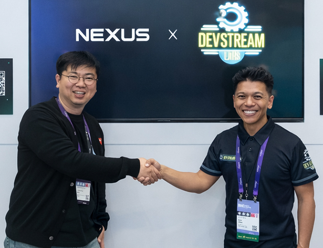 넥써쓰와 데브 스트림 랩스 관계자가 전략적 파트너십 체결 뒤 기념촬영을 하고 있다. 사진 제공 : 넥써쓰