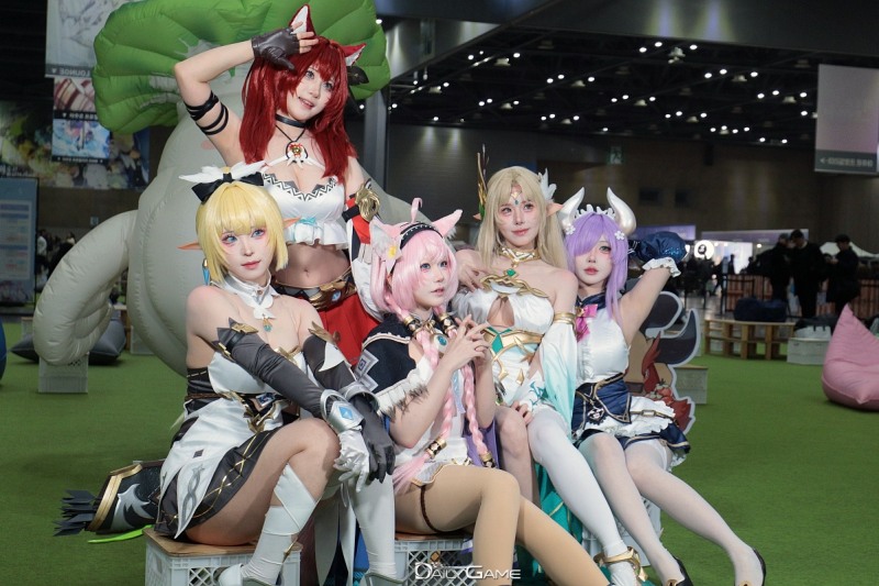 '아주르 프로밀리아' 캐릭터로 변신한 코스튬플레이 전문팀 알지코스(RZ COS).