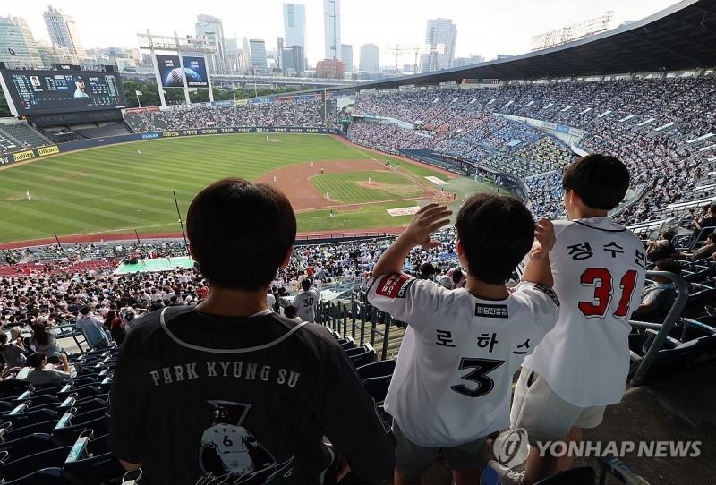 경기장을 가득 메운 관중들