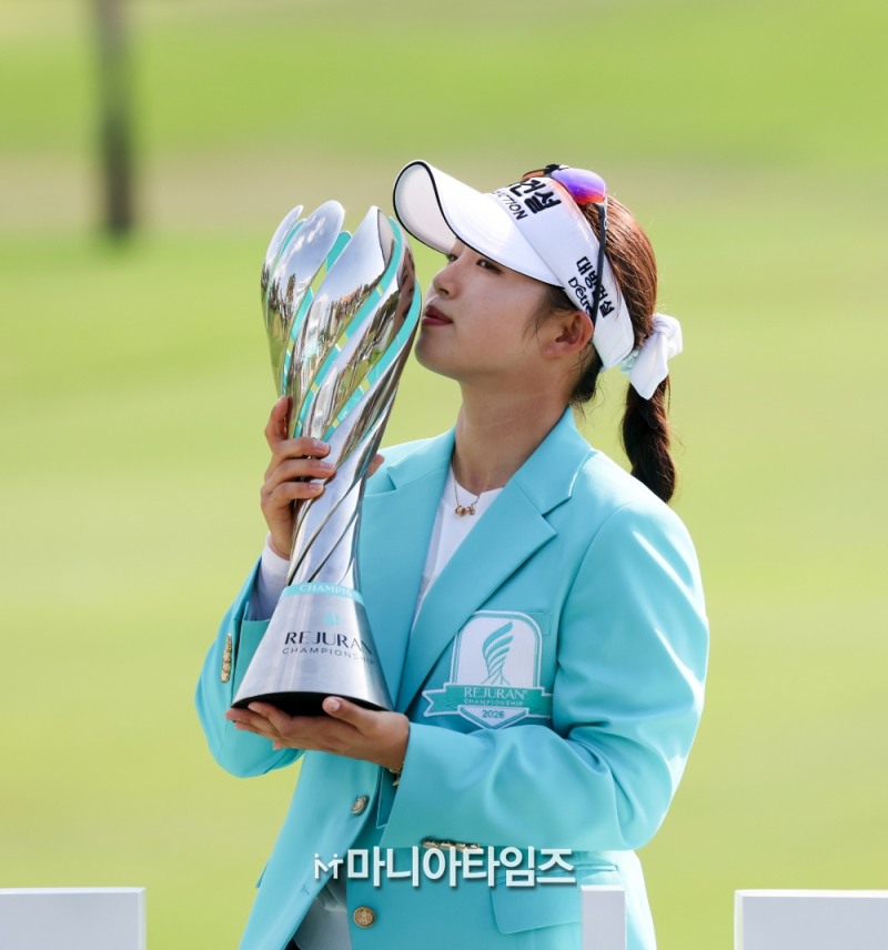 우승 트로피에 키스하는 임진영 / 사진=마니아타임즈 손진현 기자