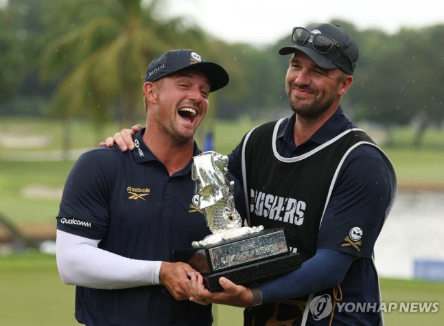 우승한 디섐보(왼쪽) / 사진=연합뉴스