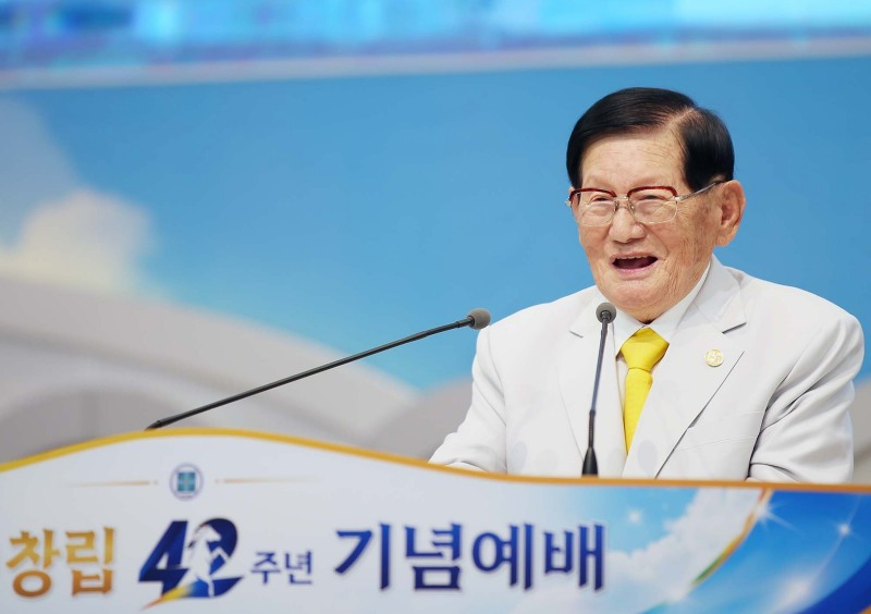 15일 신천지 청주교회에서 신천지예수교회 창립 42주년 기념예배가 열린 가운데, 이만희 총회장이 말씀을 전하고 있다. / 사진 제공: 신천지예수교회