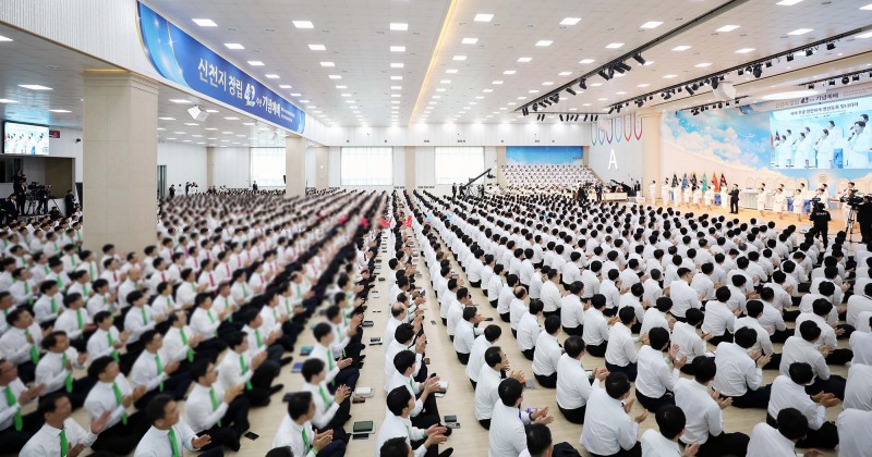 15일 신천지 청주교회에서 열린 신천지예수교회 창립 42주년 기념예배에 참여한 성도들이 찬양하고 있다. / 사진 제공: 신천지예수교회