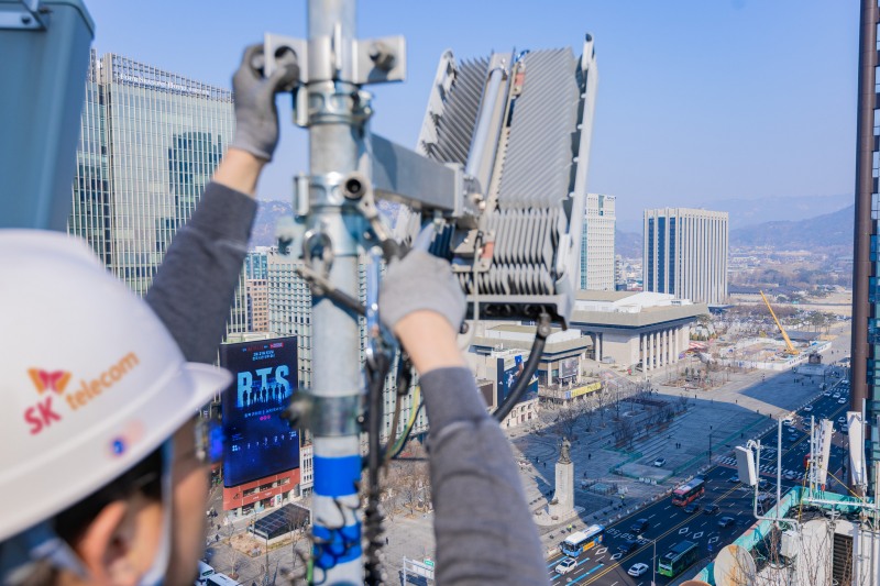 SK텔레콤은 오는 21일 서울 광화문 일대에서 열리는 대형 K-pop 공연에 대비해 AI 기반 네트워크 운영 시스템을 도입한 특별 통신 대책을 마련했다고 15일 밝혔다. 사진은 서울 광화문 주변의 통신 장비를 점검 중인 SKT 직원들의 모습.