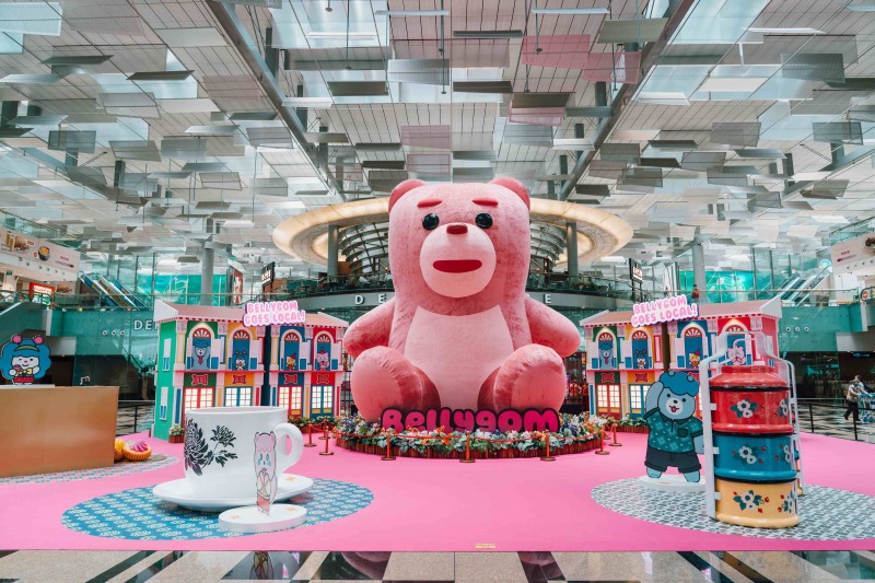 롯데홈쇼핑은 세계적 허브 공항인 싱가포르 창이공항에서 자체 캐릭터 '벨리곰'의 대형 전시와 체험형 팝업을 선보이며 글로벌 팬덤 확대에 나섭니다. - 사진 제공. 싱가포르 창이공항그룹