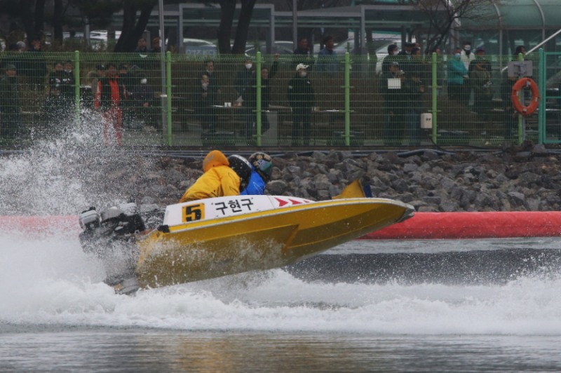 미사경정장에서 선수들이 거센 바람을 뚫고 경합을 벌이고 있다