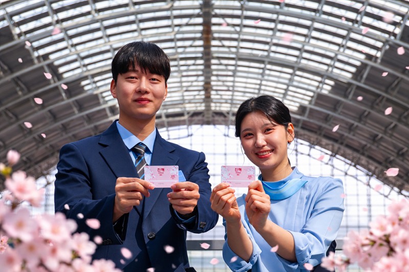 코레일이 역명판 레일플러스 교통카드 ‘벚꽃 에디션’을 선보인다./코레일