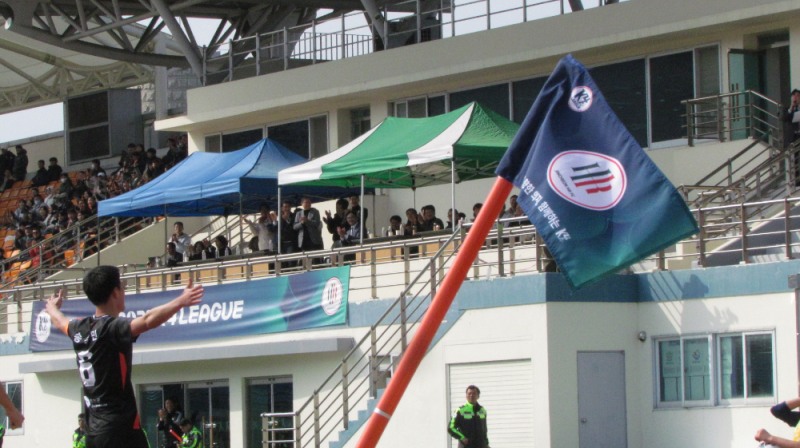 관중들로 가득 찬 생거진천종합운동장에서 열린 경기에서 양 팀 선수들이 골문 앞 공중볼을 두고 치열하게 경합하고 있다./사진=HR레포츠㈜ 미디어 팀 제공