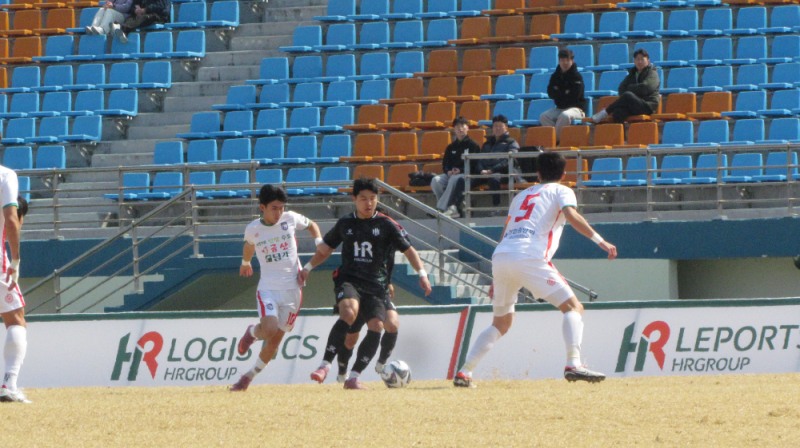 지난 14일 충북 진천을 연고로 하는 K4리그 축구팀 진천 HR FC가 생거진천종합운동장에서 열린 금산인삼FC와의 2026 K4리그 2라운드 경기에서 치열한 승부를 펼치고 있다. /사진=HR레포츠㈜ 미디어팀 제공