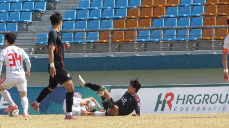 지난 14일 충북 진천을 연고로 하는 K4리그 축구팀 진천 HR FC가 생거진천종합운동장에서 열린 금산인삼FC와의 2026 K4리그 2라운드 경기에서 치열한 경기를 펼치고 있다./HR레포츠㈜ 미디어팀 제공