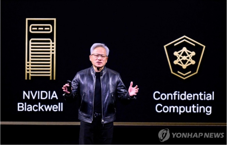 젠슨 황 엔비디아CEO는 16일(현지시간) 'GTC 2026' 행사 기조연설에서 추론 전용 칩과 새 CPU를 공개했다. 사진=AFP, 연합뉴스