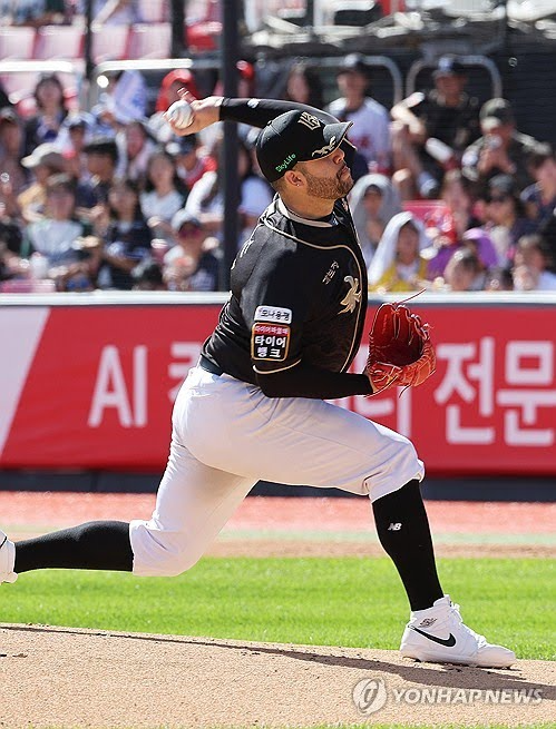 헤이수스가 역투하고 있다.