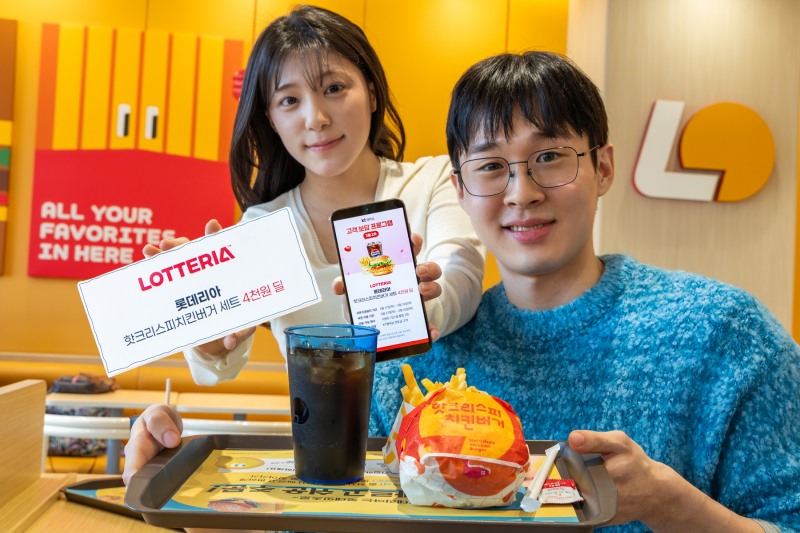 모델들이 3월 KT멤버십 혜택을 소개하는 모습