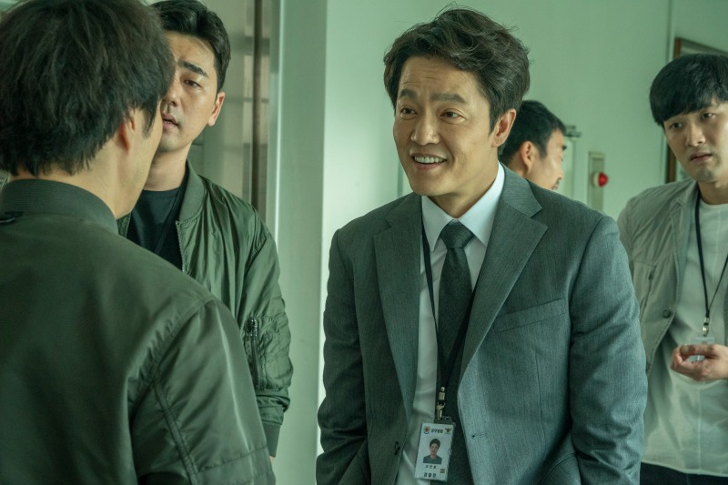 ‘끝장수사’ 조한철, 프로페셔널한 강남 엘리트 형사로 변신…촌구석 형사 배성우와 팽팽한 신경전