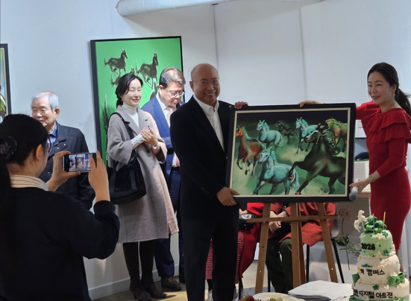 송상호작가의 작품을 현장에서 경매하는 이벤트도 펼쳐졌다 (사진제공=이더랩)