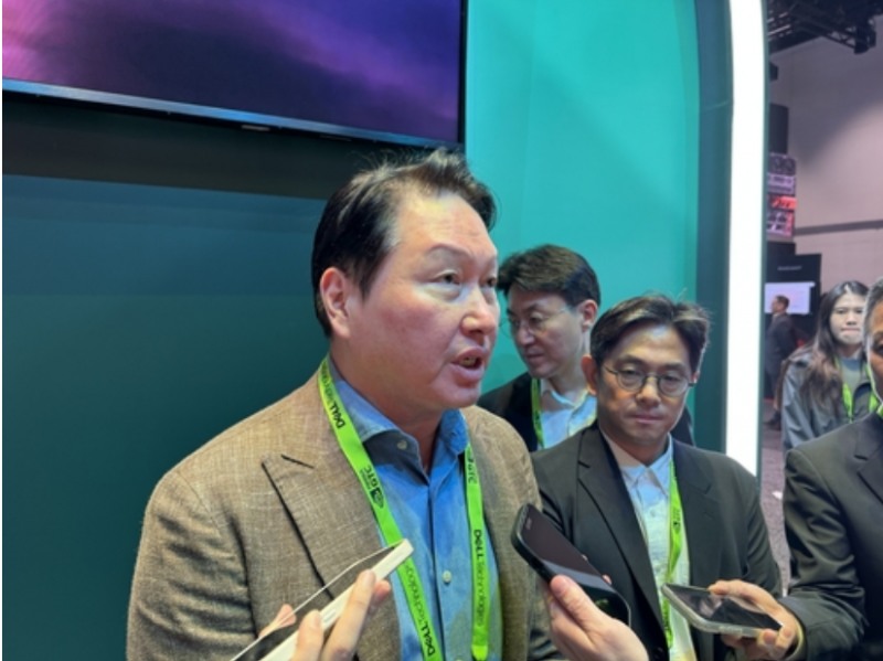 최태원 SK그룹회장은 16일(현지시간) 'GTC 2026' 전시장에서 칩 공급부족 현상이 2030년까지 지속될 것으로 전망했다. 사진=연합뉴스