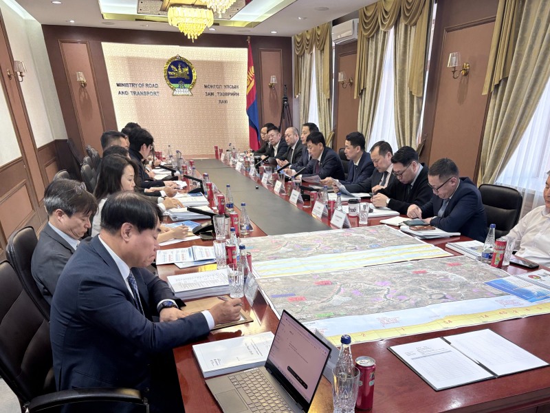 국가철도공단 직원들과 몽골 도로교통부장관 등 관계자들이 17일 몽골 현지에서 ‘몽골 울란바토르~하르호름 철도건설 사전타당성조사 용역’의 최종보고회를 진행하고 있다./국가철도공단