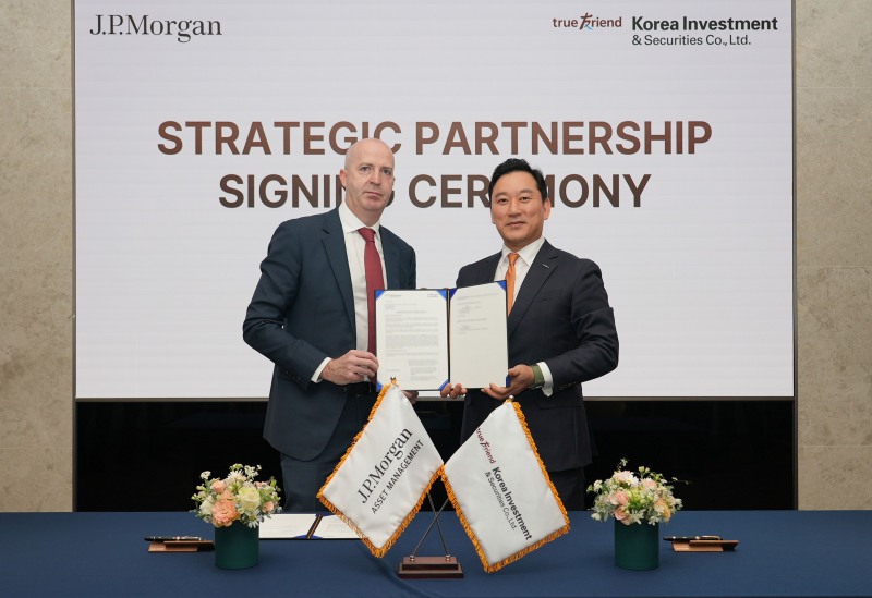 김성환 한국투자증권 사장(오른쪽)과 댄 왓킨스(Dan Watkins) JP모간자산운용 아시아태평양 대표가 17일 MOU 체결 후 기념 사진을 촬영하고 있다./한국투자증권