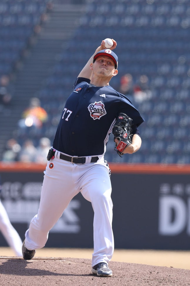 역투하는 두산 플렉센 / 사진=두산베어스 제공