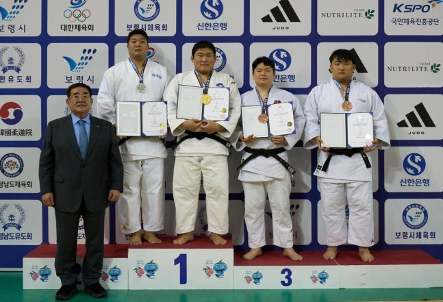 국가대표 선발전에서 우승한 김민종(왼쪽에서 세 번째) / 사진=대한유도회 제공. 연합뉴스
