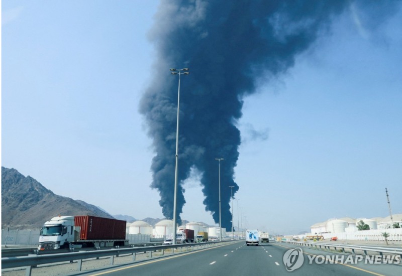 UAE의 푸자이라 항구에서 연기가 피어오르는 모습. 자료=연합뉴스