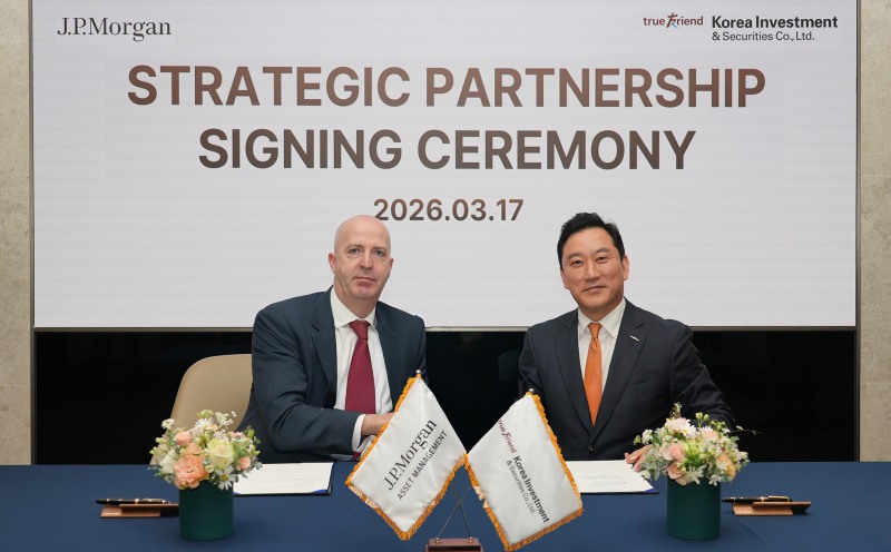 17일 서울 여의도 한국투자증권에서 열린 MOU 체결식에서 김성환 사장(오른쪽)과 댄 왓킨스(Dan Watkins) JP모간자산운용 아시아태평양 대표가 기념 사진을 촬영하고 있다.