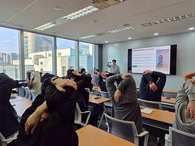 동국시스템즈 임직원들이 근골격 케어 프로그램에 참석해 전문 강사의 지도에 따라 어깨 스트레칭 실습을 하고 있다. 사진= 동국시스템즈