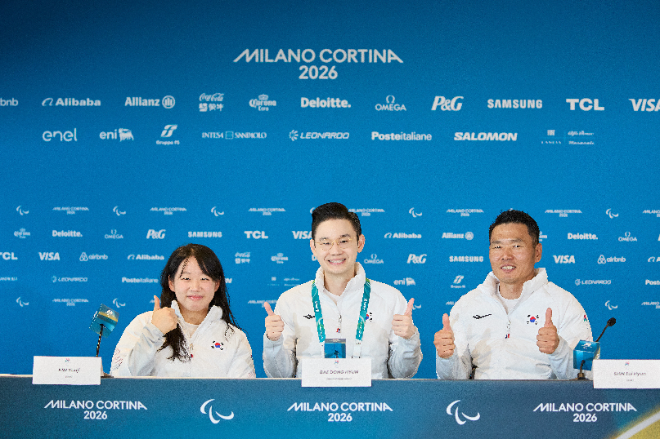 사진=배동현 회장(가운데), 김윤지 선수(왼쪽), 신의현 선수(오른쪽)가 기자회견장에서 기념 사진을 촬영하고 있다.