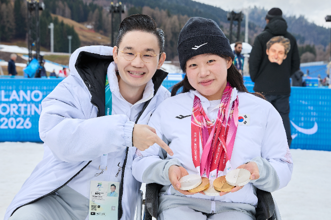 사진=배동현 회장(왼쪽)과 김윤지 선수(오른쪽)가 기념 사진을 촬영하고 있다.