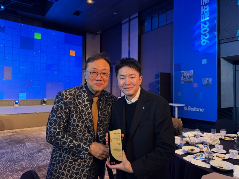 벨톤 세미나 수상 기념, 안지환 성우님과 기념 사진