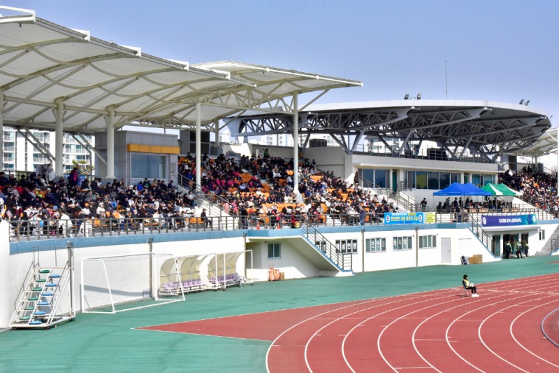 충북 진천 생거진천종합운동장에서 열린 K4리그 진천 HR FC 홈 개막전에 K4 역대 최다 관중이 운집해 경기장을 가득 메우며 뜨거운 응원 열기를 보여주고 있다./HR레포츠㈜ 미디어팀 제공