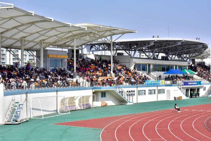 충북 진천 생거진천종합운동장에서 열린 K4리그 진천 HR FC 홈 개막전에 K4 역대 최다 관중이 운집해 경기장을 가득 메우며 뜨거운 응원 열기를 보여주고 있다./HR레포츠㈜ 미디어팀 제공