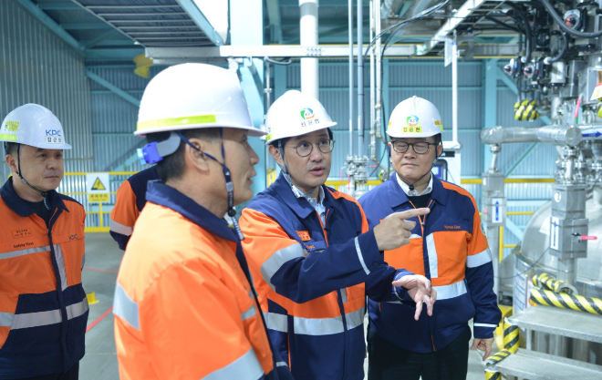 최윤범 고려아연 회장이 온산제련소를 방문해 임직원들과 설비를 돌아보며 생산 현황에 대해 의견을 나누고 있다. 사진= 고려아연