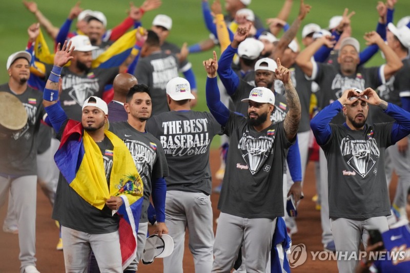 미국을 꺾고 우승한 베네수엘라 선수들이 환호하고 있다.