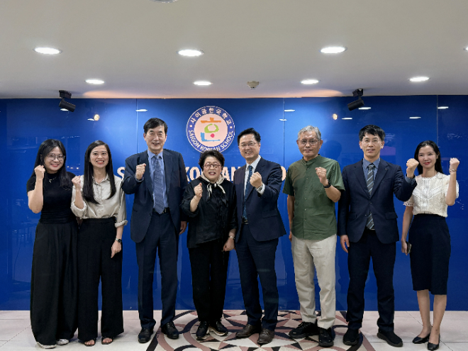 행사 사진(왼쪽에서 4번째 김종희 상명대 총장, 오른쪽에서 4번째 김규 사이공한글학교장) / (사진제공=상명대)