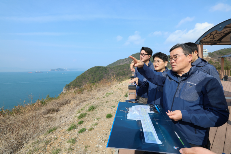 대우건설 김보현 대표이사(오른쪽 첫번째)가 가덕도신공항 건설 예정지를 살펴보고 있다./대우건설