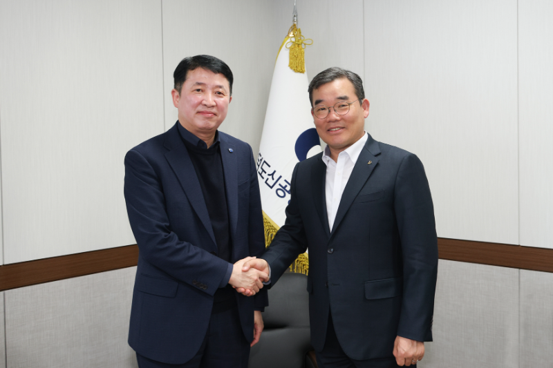 대우건설 김보현 대표이사(오른쪽)가 가덕도신공항건설공단 이윤상 이사장(왼쪽)과 면담 후 악수하고 있다./대우건설